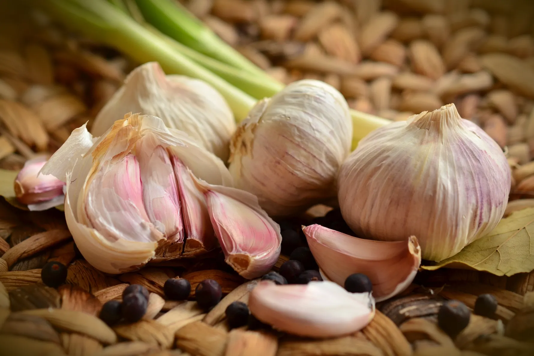 The health benefits of garlic are wonderful and this bulb can alleviate symptoms of tinnitus well.